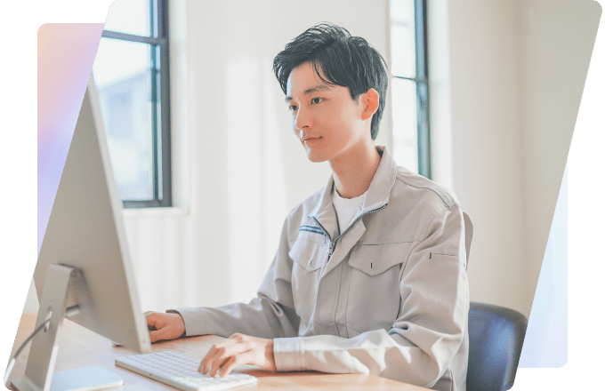 パソコンを使用してサポート業務をしている男性